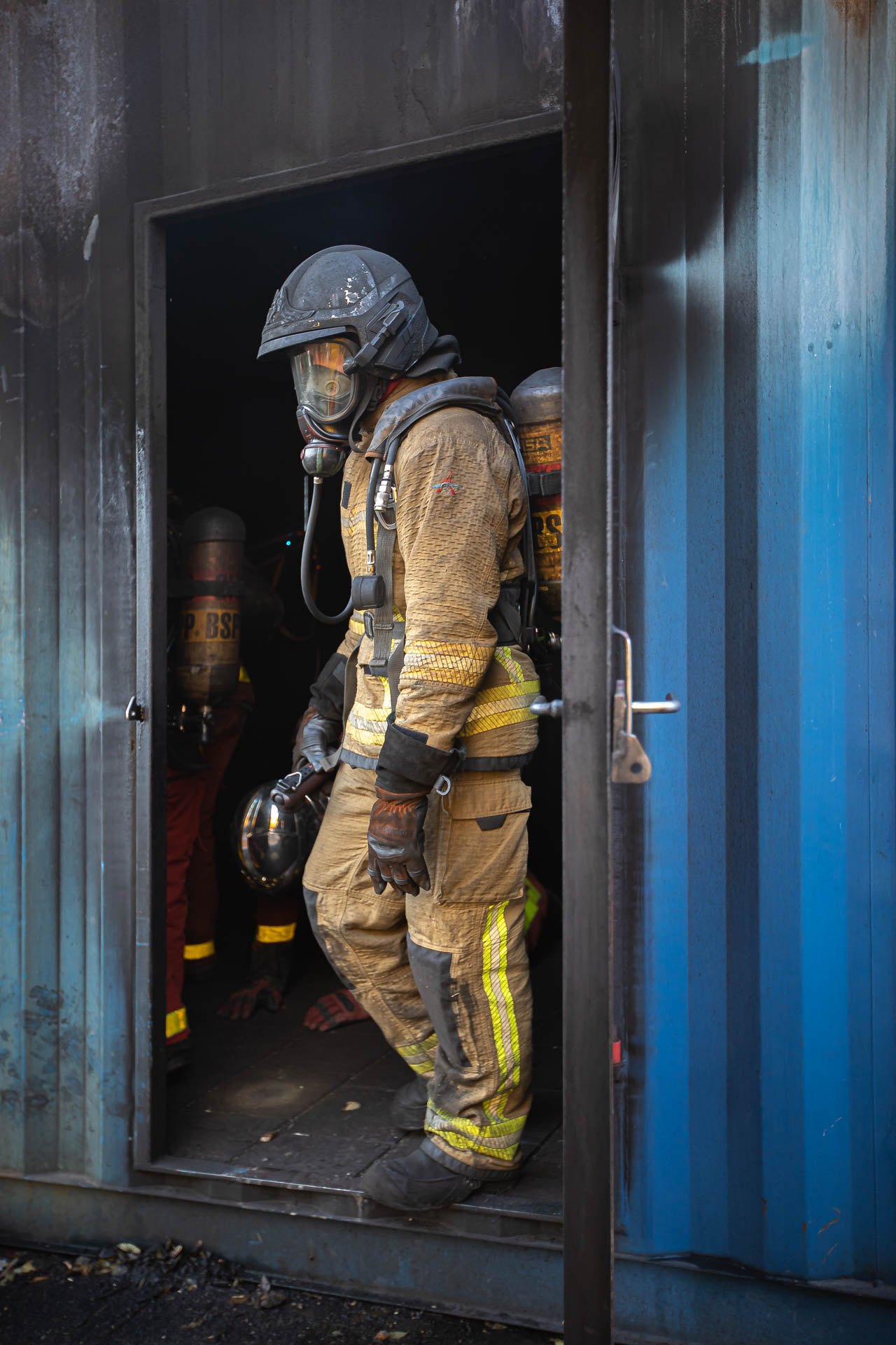 Sapeur-pompier à l'entraînement devant un conteneur en feu — reportage Naos